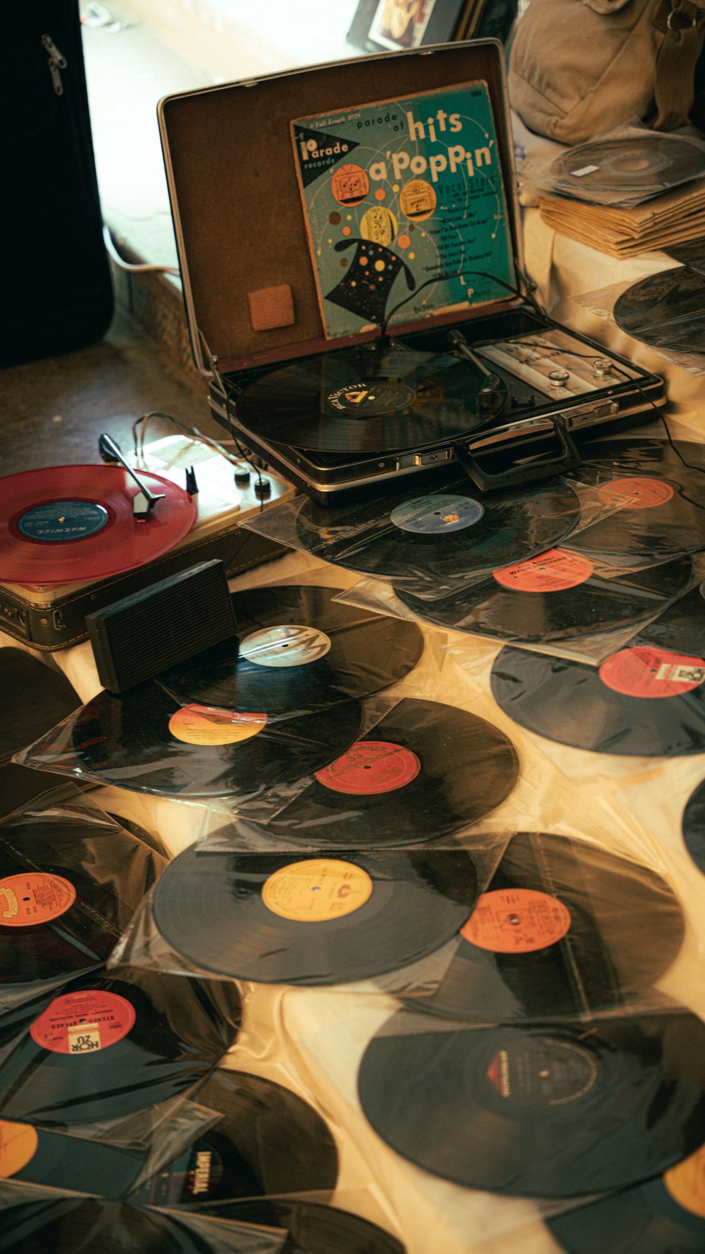 Vinyles et platine chinés sur un marché vintage